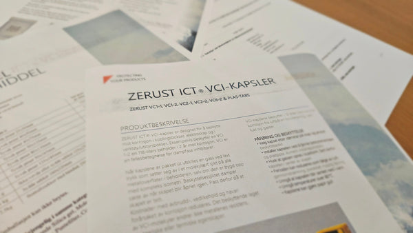 Närbild på produktblad om Zerust VCI-kapsler från Reál Marine, dokument på kontorsbord.
