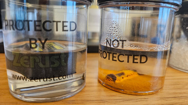 Skyddstest av metall i vatten, burk med Zerust från Reál Marine AS samt rostig jämförelse.