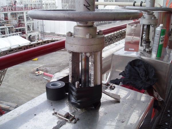 Industriventil på offshoreanläggning med skyddstejp, närbild, Reál Marine skyddslösningar.