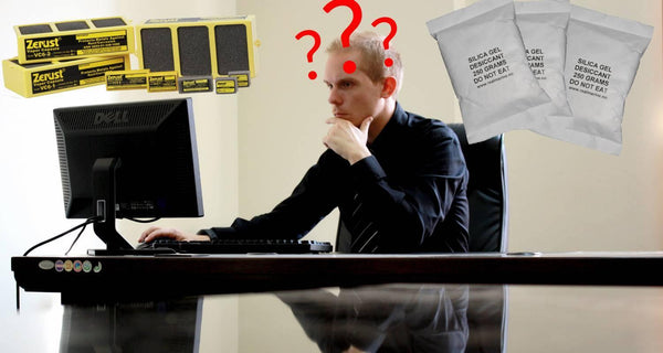 Man vid dator funderar på Zerust korrosionsskydd och silikagel från Reál Marine AS.