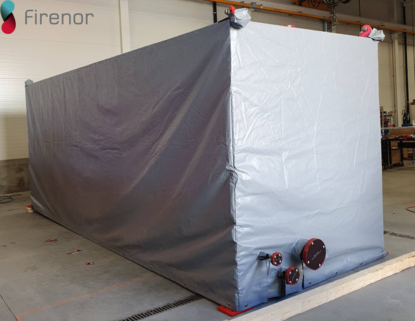 Stort grått presenningstak över industriell utrustning i lager, Reál Marine beskyttelseprodukt