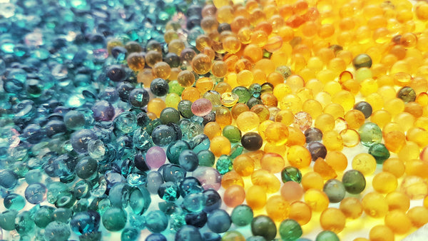 Flerfärgade selvindikerende silica gel kuler for fuktbeskyttelse fra Reál Marine AS