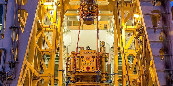 Industriell offshore-utrustning i en robust gul stålkonstruktion, Reál Marine