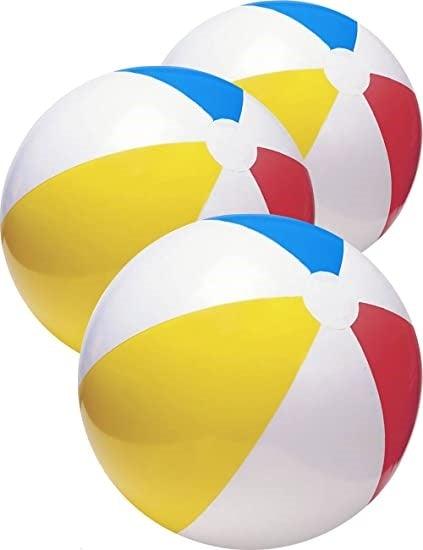 Tre färgglada strandbollar i vitt, gult, blått och rött, perfekta för marina aktiviteter