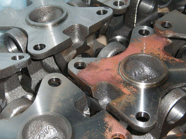 Kopparfärgade järndetaljer med rostskador, industrikomponenter för offshore och marin skydd